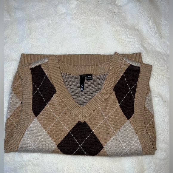 brown sweater vest - Picture 4 of 4